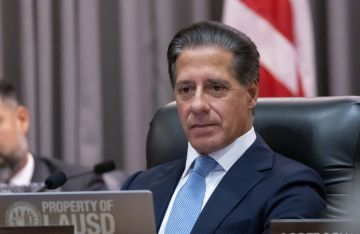 فضائح الماضي تلاحق مدير مدارس لوس أنجلوس.. تحقيقات فيدرالية وصور خادشة ورسائل غرامية مسربة (صورة)