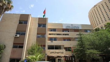 وزير السياحة يعلن تشكيل فريق طوارئ لمتابعة تأثيرات التطورات الإقليمية على القطاع السياحي الأردني