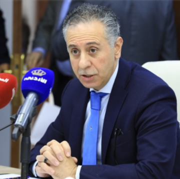 وزير الصناعة والتجارة للأردنيين: لا تتهافتوا على الشمع والفوانيس .. الإمدادات مستمرة والأسواق تحت المراقبة 