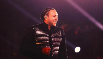 ويجز يبهر الجمهور بإطلالة ملكية في حفله أمام الأهرامات