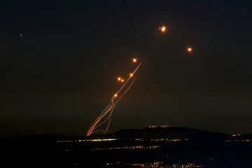 مسؤولون إسرائيليون : إطلاق صواريخ من لبنان سيقابله رد قوي مسؤولون إسرائيليون : إطلاق صواريخ من لبنان سيقابله رد قوي