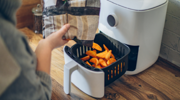 خطأ شائع في استخدام المقلاة الهوائية قد يكلف مطبخك غاليا خطأ شائع في استخدام المقلاة الهوائية قد يكلف مطبخك غاليا