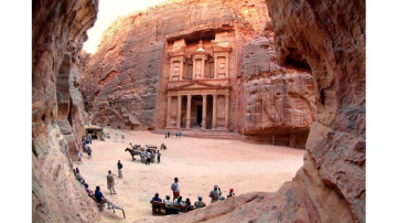 سلطة إقليم البترا تؤكد استمرار استقبال الزوار واستقرار الحركة السياحية