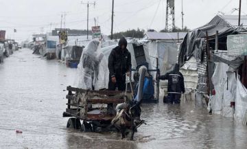 إصابة 3 نازحين وغرق مئات الخيام بفعل أمطار غزيرة في غزة إصابة 3 نازحين وغرق مئات الخيام بفعل أمطار غزيرة في غزة