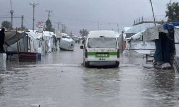 إصابة 3 نازحين وغرق مئات الخيام بفعل أمطار غزيرة في غزة