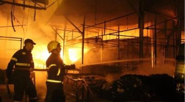 حريق في سوق الخضروات بالمشارع حريق في سوق الخضروات بالمشارع