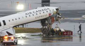 مقتل طيارين في اصطدام طائرة بمركبة في مطار لاغوارديا في نيويورك
