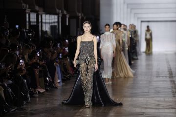 اطلالات النجوم في عرض ازياء عالمي