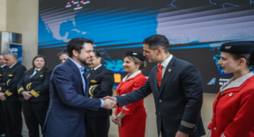 بالصور.. ولي العهد يزور شركة الخطوط الجوية الملكية ويؤكد أهمية استمرار تطوير خدماتها