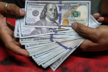 الدولار يتراجع مع تأجيل ترامب استهداف منشآت الكهرباء في إيران