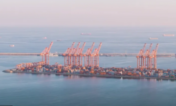 مسيرات تصيب خزانات الوقود في ميناء صلالة العماني