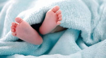 ألقتها داخل كومة قمامة وأشعلت النيران فيها.. مصرية تحرق طفلتها حتى الموت ألقتها داخل كومة قمامة وأشعلت النيران فيها.. مصرية تحرق طفلتها حتى الموت