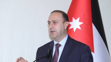 المومني : المخزون الاستراتيجي للمملكة آمن ومتكامل .. وتوجيهات لرقابة حازمة تمنع الاحتكار المومني : المخزون الاستراتيجي للمملكة آمن ومتكامل .. وتوجيهات لرقابة حازمة تمنع الاحتكار