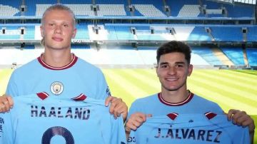 هالاند وألفاريز .. 4 عوائق تصدم برشلونة في ميركاتو الأحلام