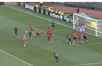 حارس مرمى يبتكر حيلة غير تقليدية لإيقاف هجمة مرتدة للفريق المنافس