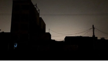 أ ب: أنباء تفيد بانقطاع التيار الكهربائي عن مناطق إيرانية