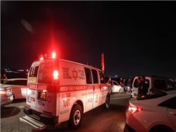 الإسعاف الإسرائيلي يتوجه إلى أماكن سقوط شظايا الإسعاف الإسرائيلي يتوجه إلى أماكن سقوط شظايا