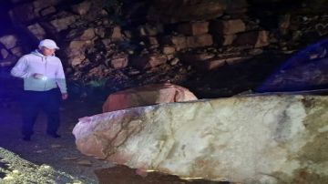 بلدية سويمة تتعامل مع انهيار صخري على طريق البحر الميت بلدية سويمة تتعامل مع انهيار صخري على طريق البحر الميت