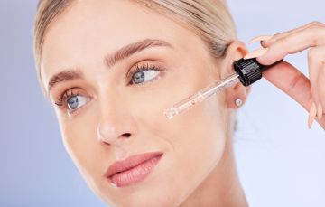 سر الريتينول لبشرة شابة كيف تبدئين باستخدامه من دون أخطاء؟