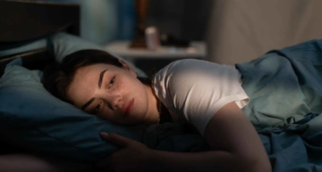 لماذا يهاجمك القلق بمجرد وضع رأسك على الوسادة؟