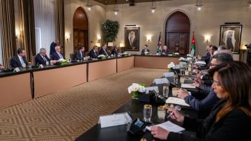 الملك يؤكد ضرورة المباشرة بتطبيق توصيات لجنة تطوير الجهاز القضائي الملك يؤكد ضرورة المباشرة بتطبيق توصيات لجنة تطوير الجهاز القضائي