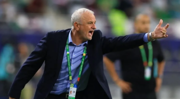 عالق في دبي بسبب الحرب.. أرنولد مدرب العراق يوجه نداء عاجلا للفيفا