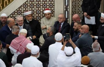 محتجون يقاطعون ألبانيزي داخل مسجد خلال صلاة عيد الفطر احتجاجا على موقفه من غزة محتجون يقاطعون ألبانيزي داخل مسجد خلال صلاة عيد الفطر احتجاجا على موقفه من غزة