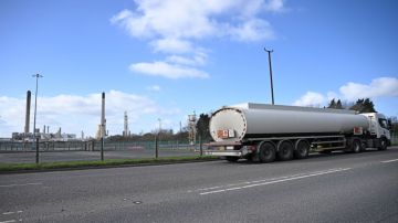 طائرات مسيرة تصيب خزانات وقود في ميناء صلالة العماني