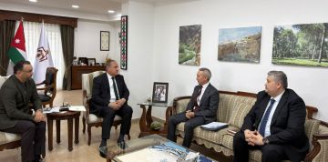 وزير البيئة يبحث مع السفير الكازاخستاني تعزيز التعاون