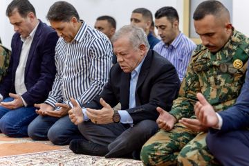 الملك يؤدي صلاة عيد الفطر في مسجد الحرس الملكي