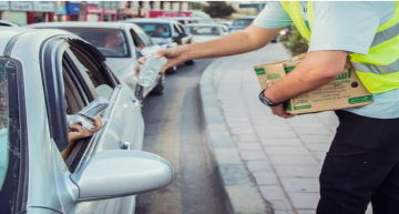 قبل أذان المغرب بدقائق.. متطوعون يسابقون الزمن لإفطار الصائمين على الطرقات قبل أذان المغرب بدقائق.. متطوعون يسابقون الزمن لإفطار الصائمين على الطرقات