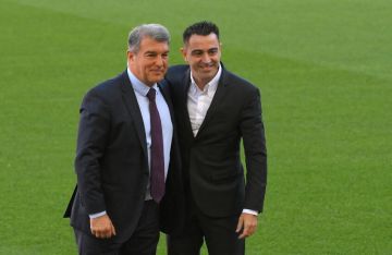 لابورتا منع ميسي من العودة إلى برشلونة.. تشافي يثير الجدل بتصريحات خطيرة (فيديو)