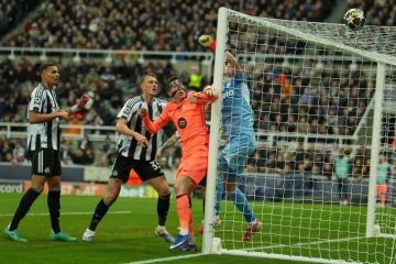 مشجع برشلونة يخطئ ملعب نيوكاسل ليجد نفسه في مباراة بالدرجة الثالثة