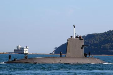 صحيفة: غواصة نووية بريطانية مزودة بصواريخ تصل بحر العرب صحيفة: غواصة نووية بريطانية مزودة بصواريخ تصل بحر العرب