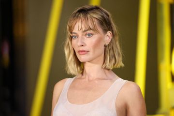 مارغو روبي بلوك سمارت كاجوال في عرض أزياء Chanel