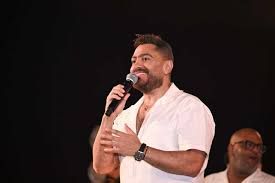 تامر حسني يطالب بتعديل قرار إلغاء حفلات السينما الليلية