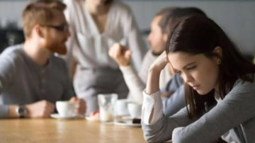 أربع سلوكيات تلقائية تزيد قلقك الاجتماعي بدل أن تخففه