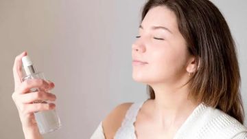 رذاذ ماء الورد للبشرة.. انتعاش مع أول نسمة ربيعية رذاذ ماء الورد للبشرة.. انتعاش مع أول نسمة ربيعية