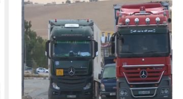 شاحنات أردنية تتعرض لهجوم في نصيب بعد فتح الطريق للسير عبر سوريا شاحنات أردنية تتعرض لهجوم في نصيب بعد فتح الطريق للسير عبر سوريا