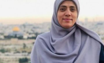 مرابطة على بعد كيلومتر من الأقصى خديجة خويص محرومة من الصلاة فيه وملاحقة بقرارات الإبعاد والمنع مرابطة على بعد كيلومتر من الأقصى خديجة خويص محرومة من الصلاة فيه وملاحقة بقرارات الإبعاد والمنع