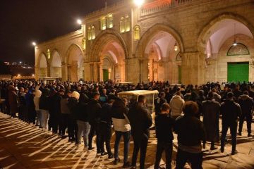 الاحتلال يمنع صلاتي العشاء والتراويح في المسجد الأقصى