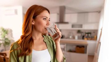 شرب الماء بكثرة .. هل يحمل خطرا خفيا على الكلى؟ شرب الماء بكثرة .. هل يحمل خطرا خفيا على الكلى؟