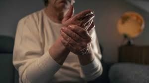 فرك اليدين المستمر قد يدل على الإصابة بهذا المرض