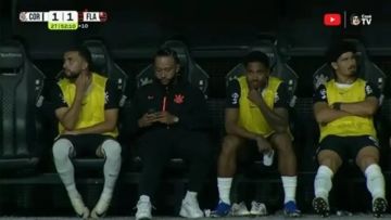 فيديو.. ديباي يثير الجدل في البرازيل بسبب مكالمة على مقاعد البدلاء