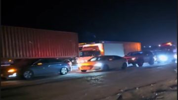 قطع السير بالاتجاهين على الطريق الصحراوي قطع السير بالاتجاهين على الطريق الصحراوي