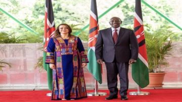 السفيرة رولان محمود سماره تقدم أوراق اعتمادها إلى الرئيس الكيني السفيرة رولان محمود سماره تقدم أوراق اعتمادها إلى الرئيس الكيني