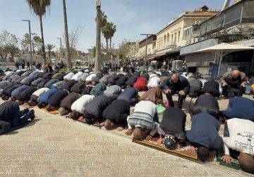 المقدسيون يؤدون صلاة الجمعة الأخيرة من رمضان على مقربة من الأقصى المقدسيون يؤدون صلاة الجمعة الأخيرة من رمضان على مقربة من الأقصى