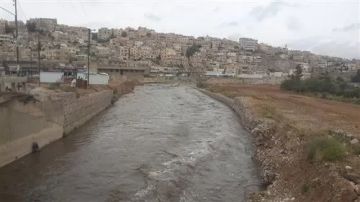 بلدية الرصيفة تحذر القاطنين قرب سيل الزرقاء وتدعو لأخذ أقصى درجات الحيطة والحذر بلدية الرصيفة تحذر القاطنين قرب سيل الزرقاء وتدعو لأخذ أقصى درجات الحيطة والحذر