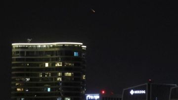 إعلام عبري: سقوط رؤوس متفجرة وشظايا صاروخية في تل أبيب إثر هجوم إيراني