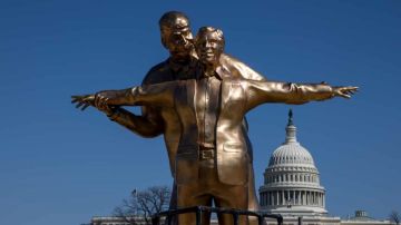 تمثال ساخر يصور ترامب وإبستين كعاشقين تمثال ساخر يصور ترامب وإبستين كعاشقين